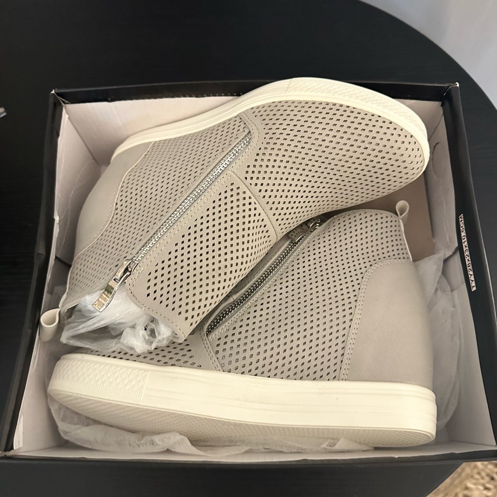 Booties in Light Gray - Picture 6 of 7